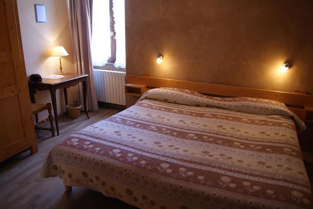 Logis Hotel De La Paix - Tournus Room photo